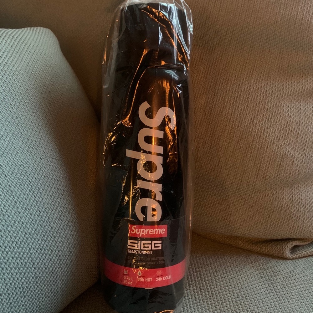 Supreme/SIGG Insulated 25oz Bottle - Picture 2 of 5